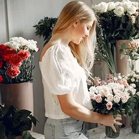 Флорист с букетом